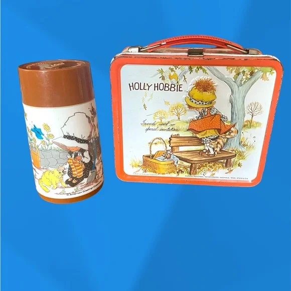 Throwback to 70’s school days with a Holly Hobbie lunchbox set by Aladdin. - Picture 3 of 9
